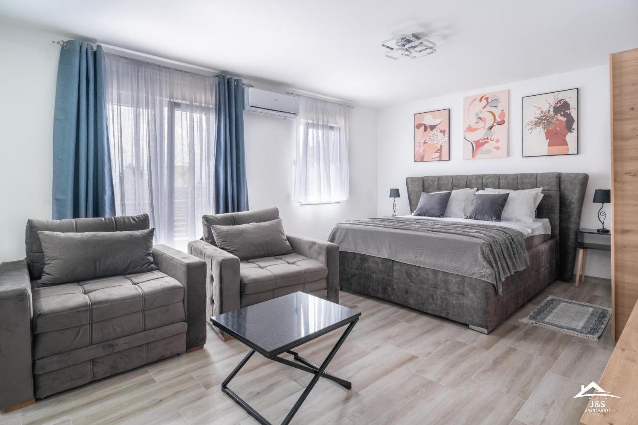 J&S Apartments Ni Esterno foto