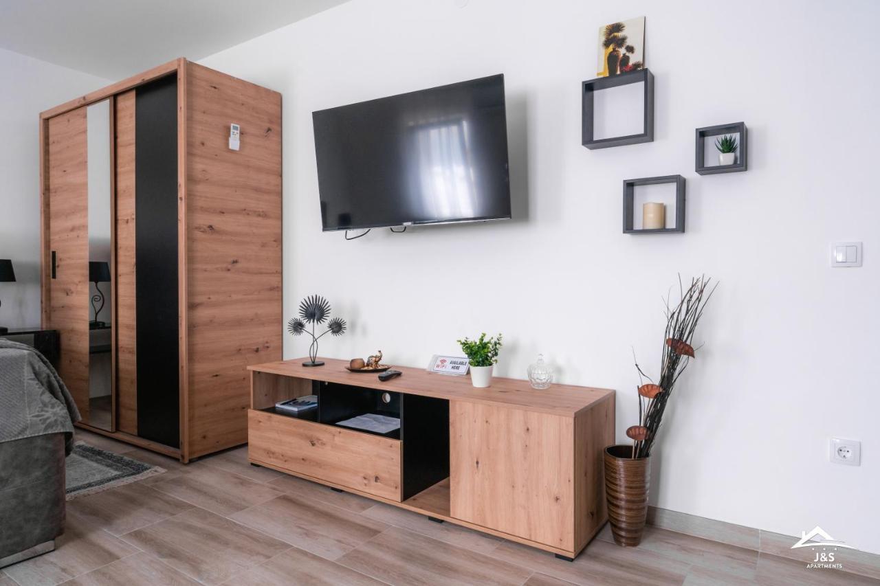 J&S Apartments Ni Esterno foto